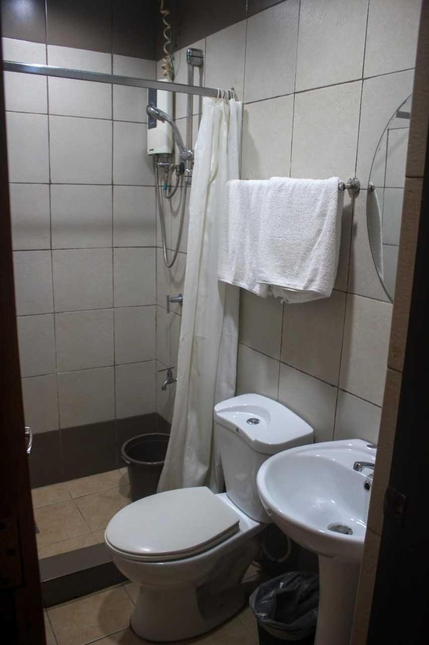 Oyo 1011 First Hotel Manilla Buitenkant foto