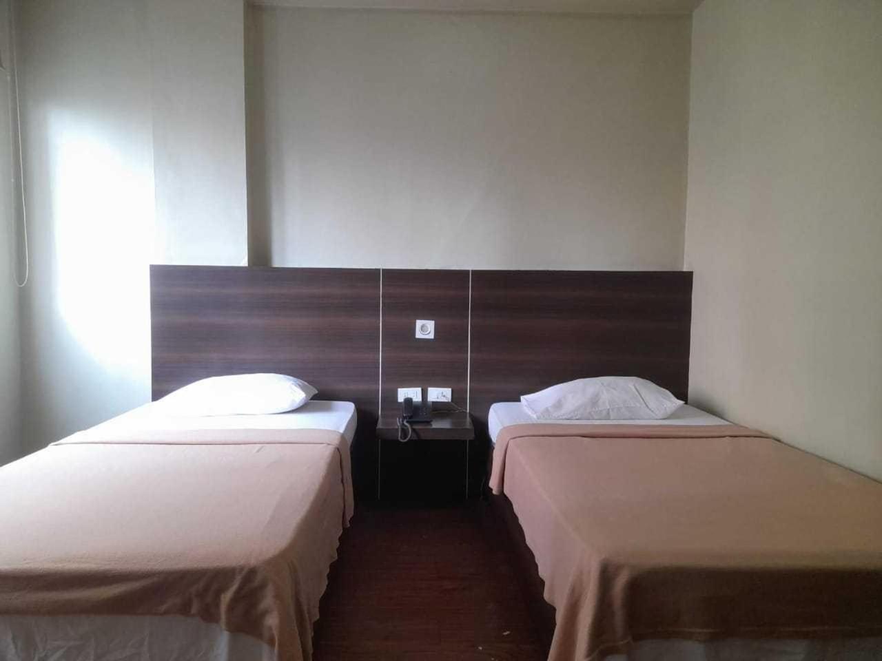 Oyo 1011 First Hotel Manilla Buitenkant foto