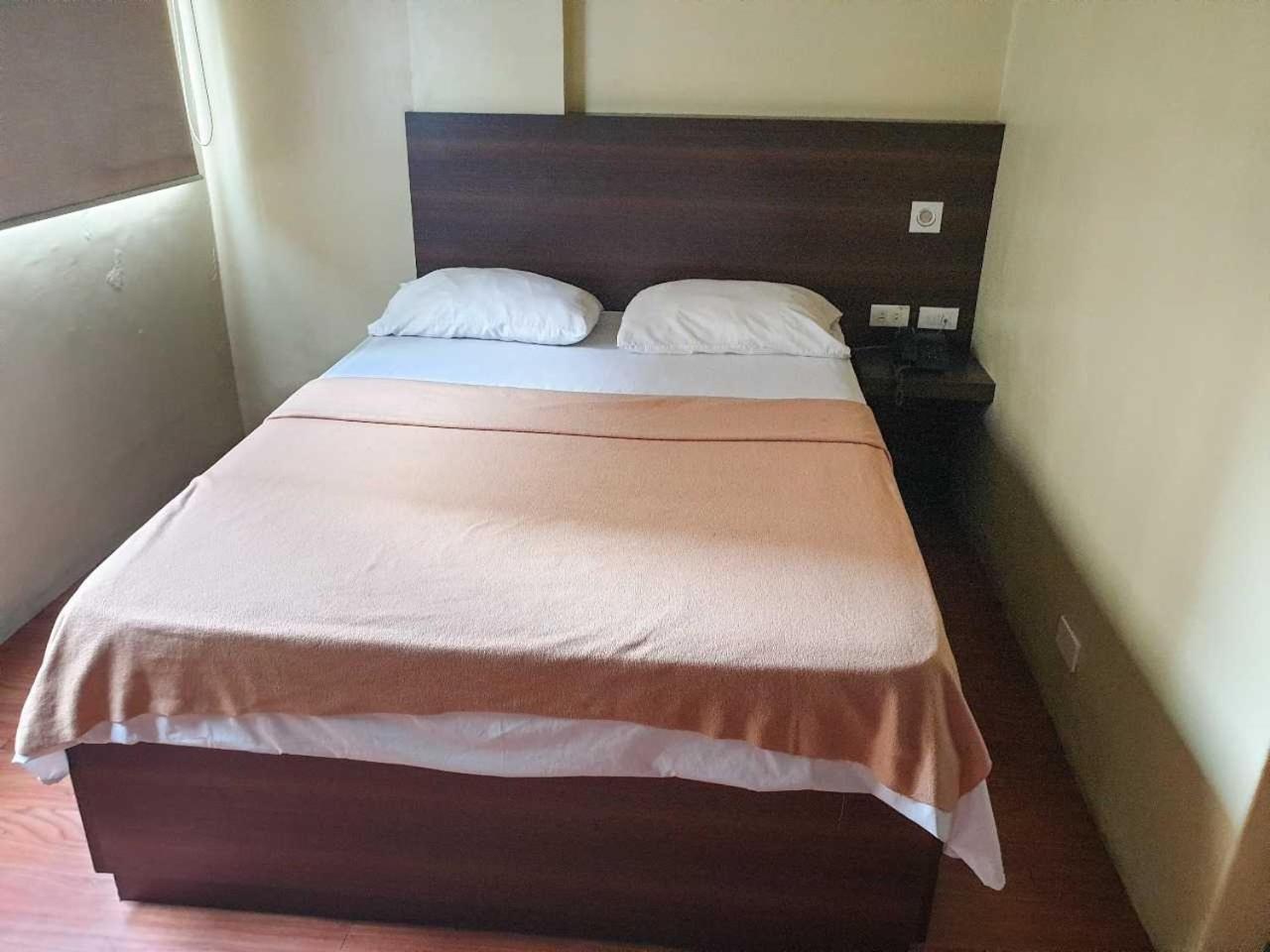 Oyo 1011 First Hotel Manilla Buitenkant foto