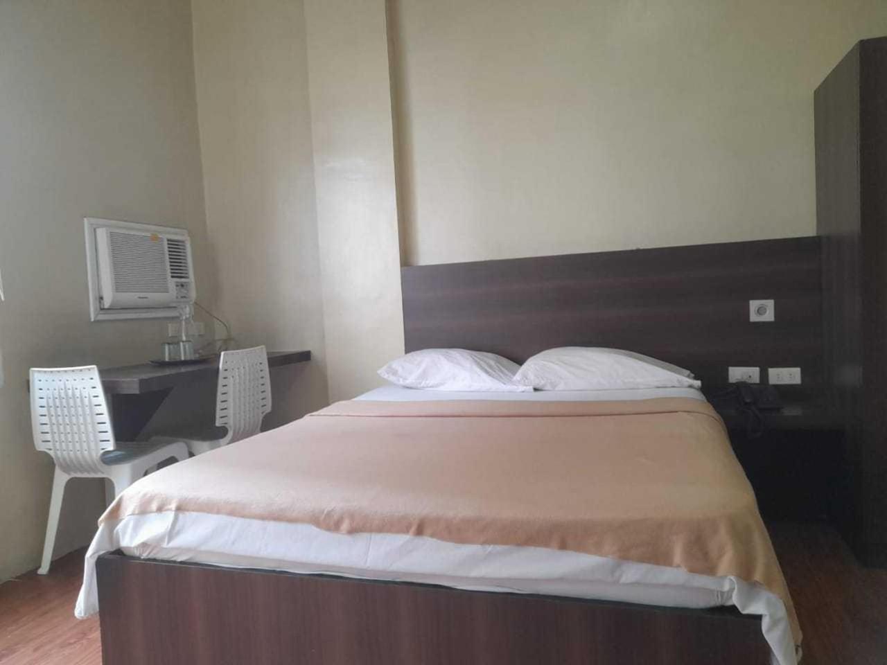 Oyo 1011 First Hotel Manilla Buitenkant foto