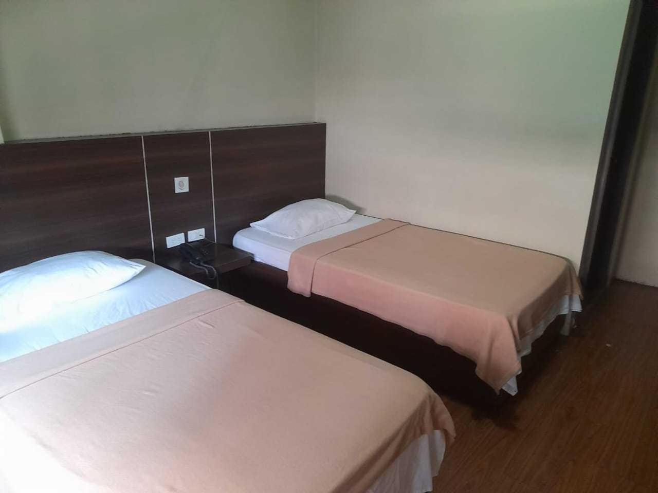 Oyo 1011 First Hotel Manilla Buitenkant foto