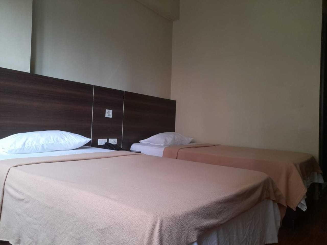 Oyo 1011 First Hotel Manilla Buitenkant foto