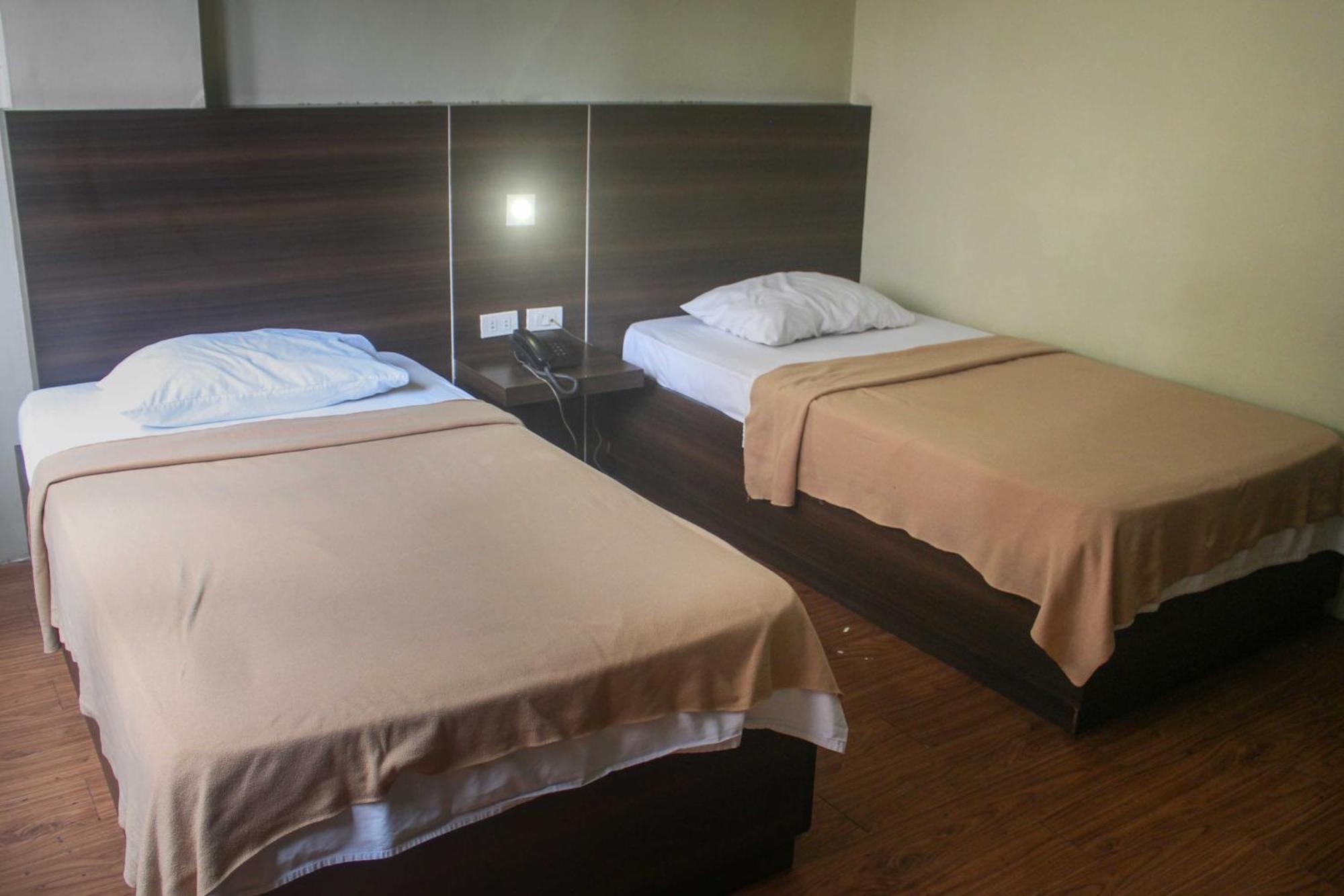 Oyo 1011 First Hotel Manilla Buitenkant foto